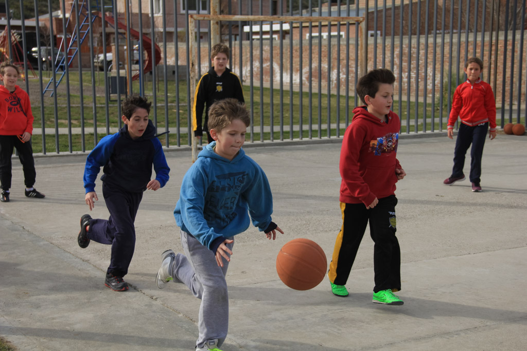 Niños jugando con balón