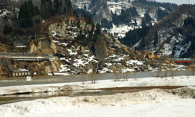 La imagen muestra una ladera derrumbada tras un terremoto en Japón en 2004