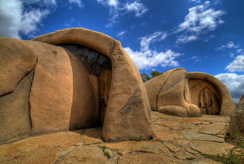 La imagen muestra casas excavadas en las rocas.