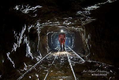 La imagen muestra la entrada de una mina subterránea