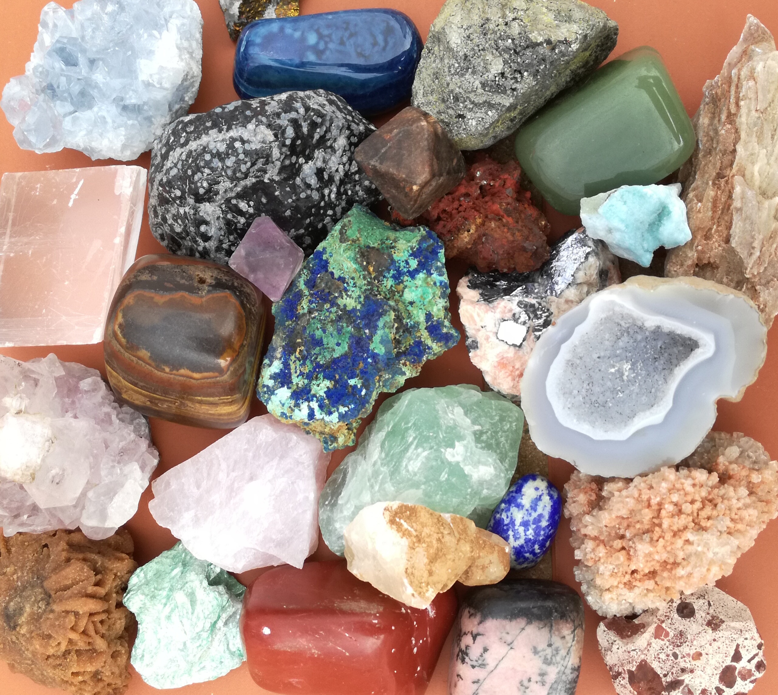 La imagen muestra rocas y minerales de la naturaleza.