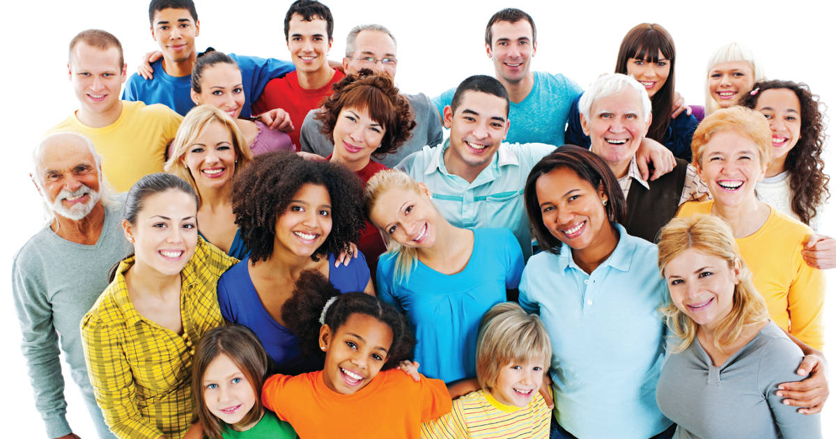 grupo de personas de diferentes edades juntos, sonriendo.