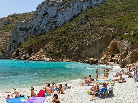 Playa llena de turistas en verano.