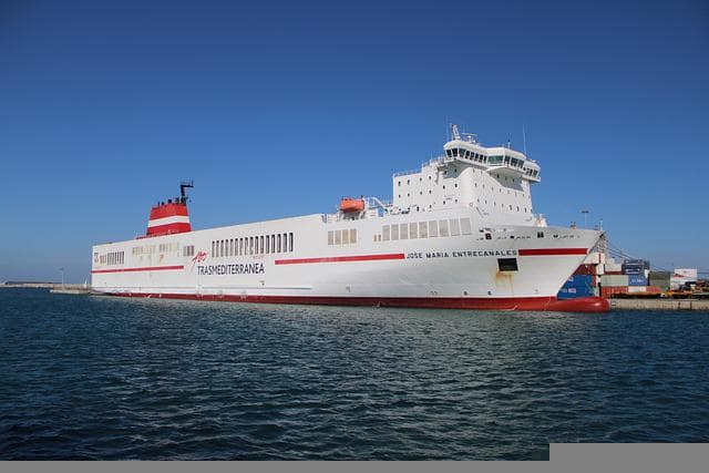 Barco tipo Ferry (medio de trasnporte colectivo y de mercancías).