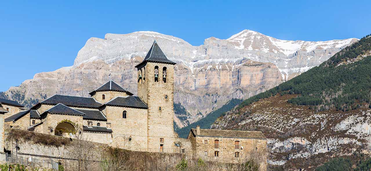 Pueblo rural de Huesca en los Pirineos.